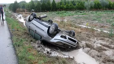 Yardım için gelen polis aracına otomobil çarptı: 2 yaralı
