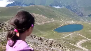 Zirvedeki krater gölleri büyülüyor