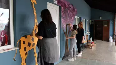 Köy okullarını 22 yıldır resimle güzelleştiriyorlar