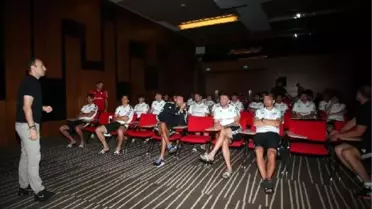 Beşiktaşlı futbolcular yeni sezon kuralları hakkında bilgilendirildi