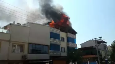 3 katlı binanın çatısı alev alev yandı
