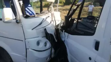 Kütahya'da işçi servisi ile kamyonet çarpıştı: 11 yaralı