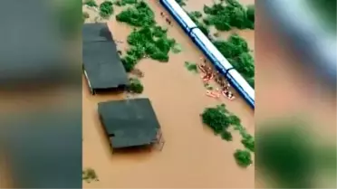 Hindistan'da 700 kişinin mahsur kaldığı tren havadan görüntülendi