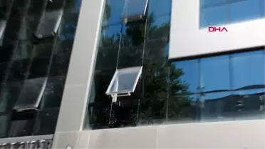 BİLECİK Kaldırımda yürürken iş merkezinden başına cam düştü
