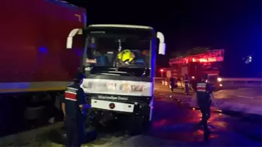 Yolcu otobüsü tıra çarptı: 1'i ağır 17 yaralı