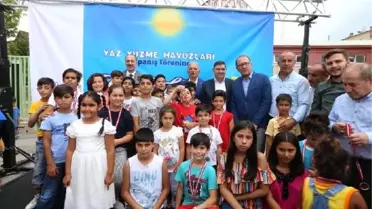 Ümraniye Belediye Başkanı Yıldırım, çocuklarla kulaç attı