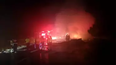 Bolu'da, TEM Otoyolu'nda mukavva yüklü kamyon alev alev yandı