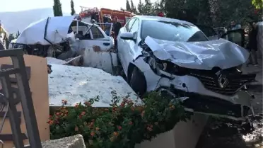 Datça'da otomobil park halindeki araca çarptı: 2 yaralı