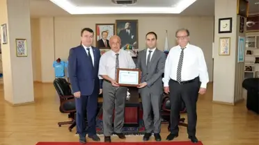 Rektör Durmuş, üstün başarı sergileyen personelleri takdir belgesiyle taltif etti