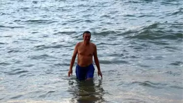 Temiz olduğunu göstermek için denize girdi
