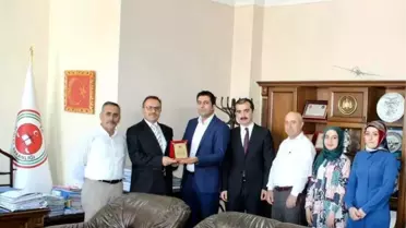 Tayini çıkan Zabıt Katibine Başarı Plaketi