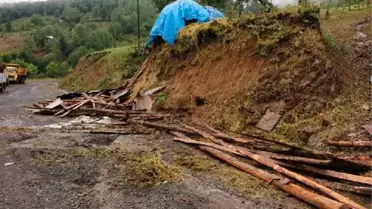 Ordu'da sağanak; yollar göle döndü, iş yerlerini su bastı (2)