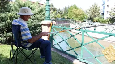 Şehir merkezinde olta keyfi