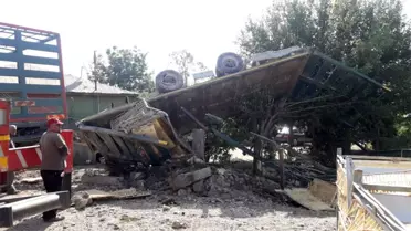 Canlı tavuk yüklü kamyon eve girdi: 2 yaralı