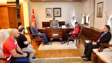 Vali Çiftçi şampiyon güreşçiyi tebrik etti