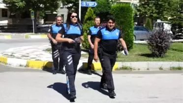 Zile basıp, 'hırsız' diyen polislere kapıyı açtılar