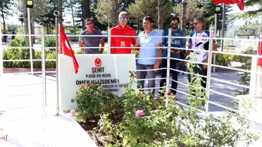 Yamaç paraşütçüleri şehit Ömer Haslidemir'in mezarını ziyaret etti