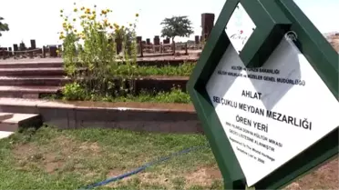 Asırlık mezar taşları maharetli ellerle temizleniyor