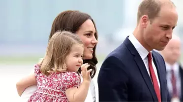 Düşes Kate Middleton'ın kızı 4 yaşındaki Prenses Charlotte, kalabalığa dil çıkardı