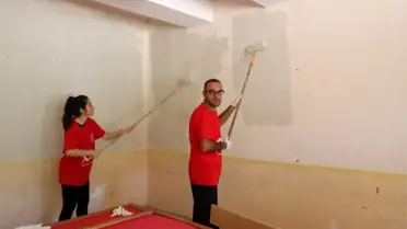 Önce okulu boyadılar, sonra göbek attılar