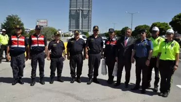Vali Vekili Boztepe bayram öncesi araçları denetledi, sonra lokum ikram etti
