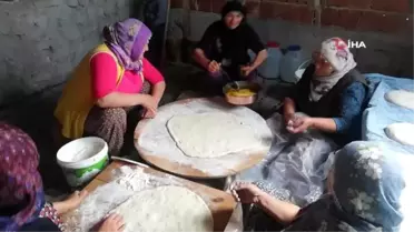 Köylü kadınlar bayramda bu lezzet için bir araya geliyor