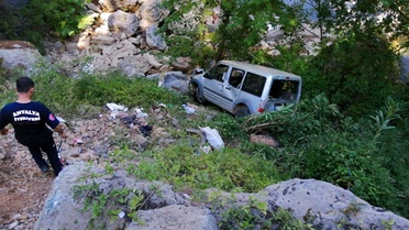 Ticari araç şarampole yuvarlandı: 1 ölü, 1 yaralı