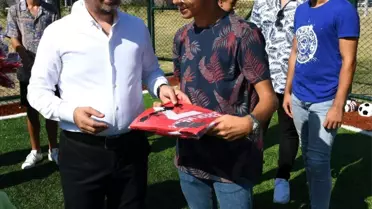 Bülent Turan, genç sporculara forma hediye etti