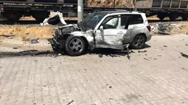 Kahramanmaraş'ta yük treni otomobile çarptı: 5 yaralı