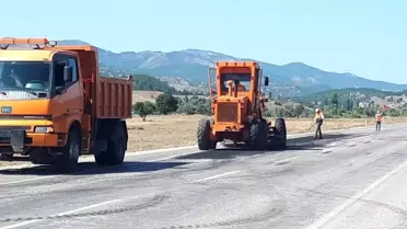 Emet'te yollara asfalt yama çalışması