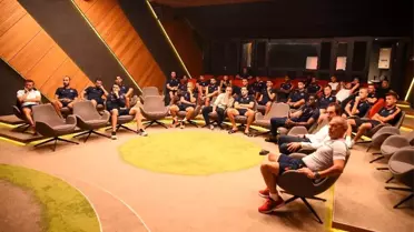 Başakşehir'de futbolcular ve teknik heyet yeni oyun kuralları hakkında bilgilendirildi