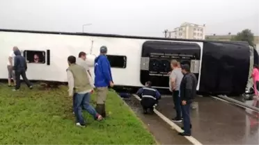 Çanakkale'de yolcu otobüsü devrildi; yaralılar var