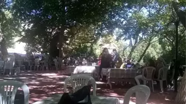Gediz'de aşırı sıcaktan bunalan vatandaşlar Pınarbaşı Köyü'ne akın ediyor