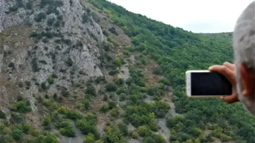 Dağ yüzeyindeki insan silueti dikkat çekiyor
