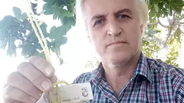 Kopardığı incir için ağaca para astı