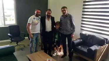 Minik taraftar bayram harçlığını Başkan Nalbant'a teslim etti