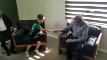 Minik taraftar bayram harçlığını Başkan Nalbant'a teslim etti