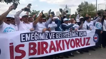 Memurlar hükümetin zam teklifini boş cüzdanlarla protesto etti