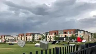 Şiddetli rüzgâr açık hava sinemasındaki şişme yatakları uçurdu