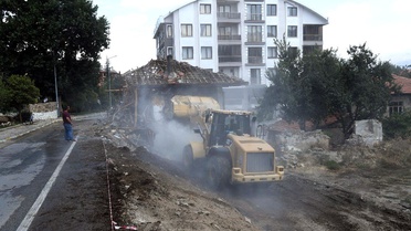 Isparta'da trafik güvenliğini zora sokan müstakil ev belediye tarafından yıkıldı