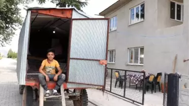 Depremde evi hasar gördü, römorkunu çadıra çevirdi