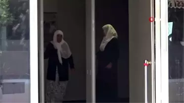 Oğlunun dağa kaçırıldığını savunan anne, geceyi HDP il binası önünde geçirdi