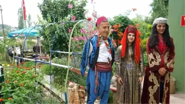 2 bin eserlik koleksiyonunu evi ve bahçesinde sergiliyor