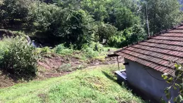 Heyelan oldu, kayan toprak eve 2 metre kala durdu