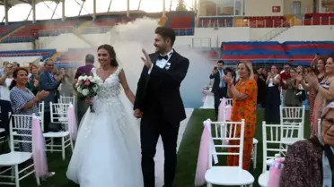 Futbol antrenörü babasının kalecilik yaptığı stadyumda dünyaevine girdi