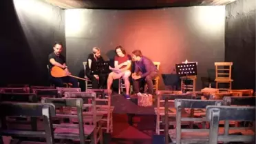 Garajı, tiyatro salonuna çevirdiler