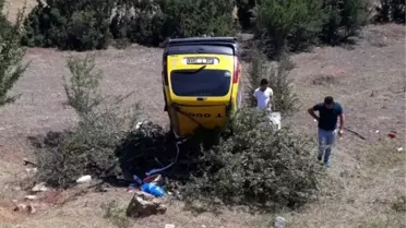 Ticari taksi şarampole devrildi: Dede ile torunu yaralandı