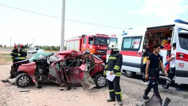 Aksaray'da direğe çarpan otomobil hurdaya döndü: 1 ölü, 1 yaralı