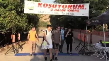 Koşuya terlikle ısındı, yalın ayak yarıştı