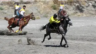 Erzincan'daki atlı cirit müsabakaları nefes kesti